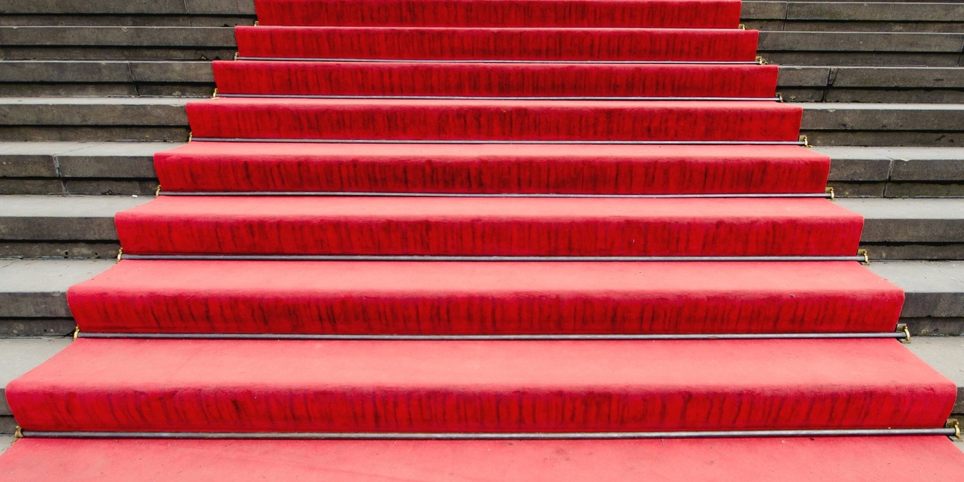 Picture shows a red carpet lying on stairs; Green Alley Award 2023; Introducing the finalists; circular startups
